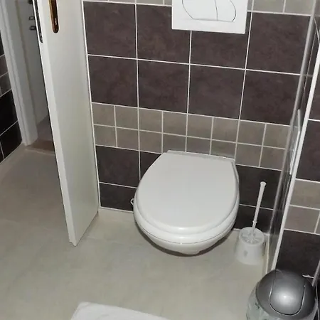 Apartment 5 Double Bed & Bidet Sleeps 2 Guests Split