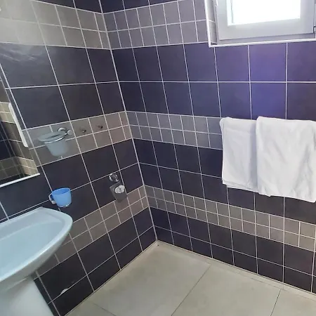 Apartment 5 Double Bed & Bidet Sleeps 2 Guests *
