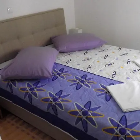 5 Double Bed & Bidet Sleeps 2 Guests Apartment
