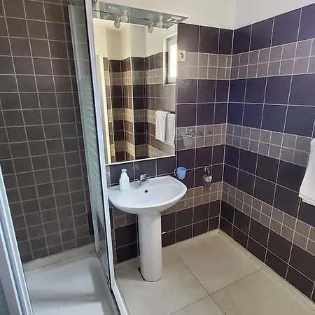 Apartment 5 Double Bed & Bidet Sleeps 2 Guests Split