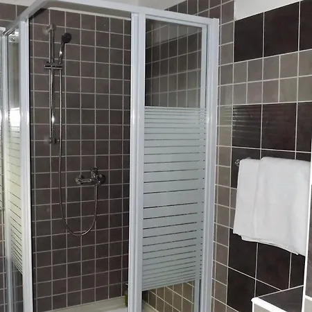 5 Double Bed & Bidet Sleeps 2 Guests *