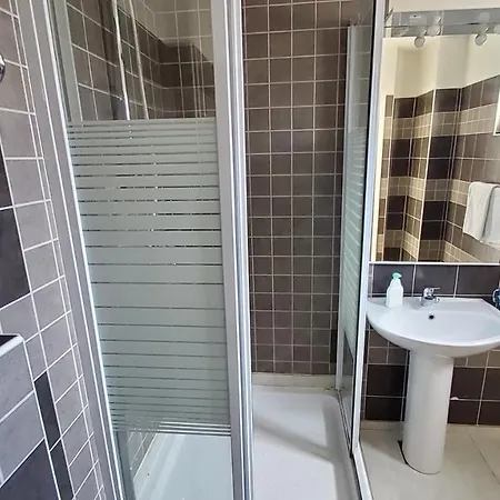 Apartment 5 Double Bed & Bidet Sleeps 2 Guests