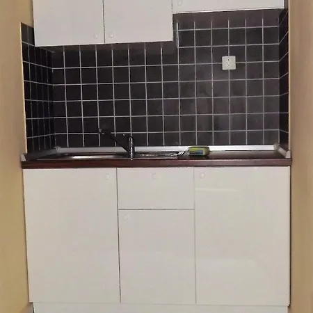 Apartment 5 Double Bed & Bidet Sleeps 2 Guests *
