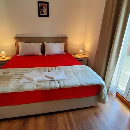 5 Double Bed & Bidet Sleeps 2 Guests Apartment *